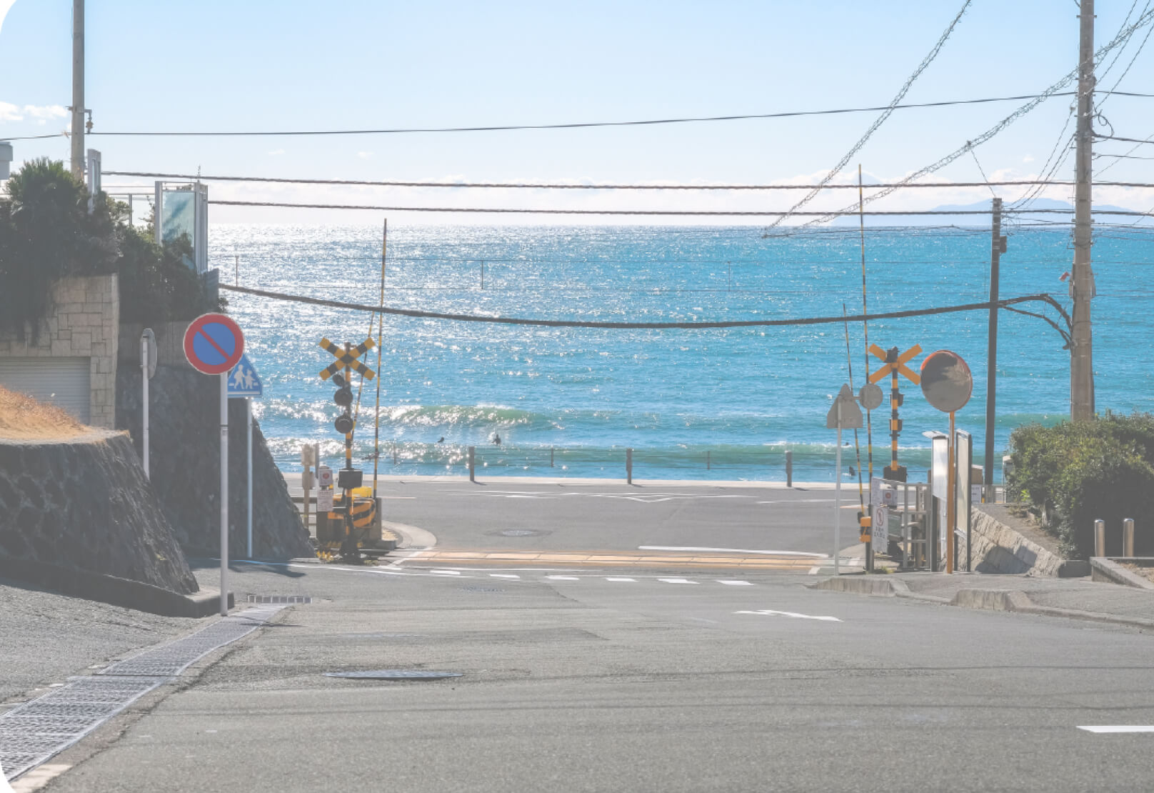 線路越しに見える海の景色